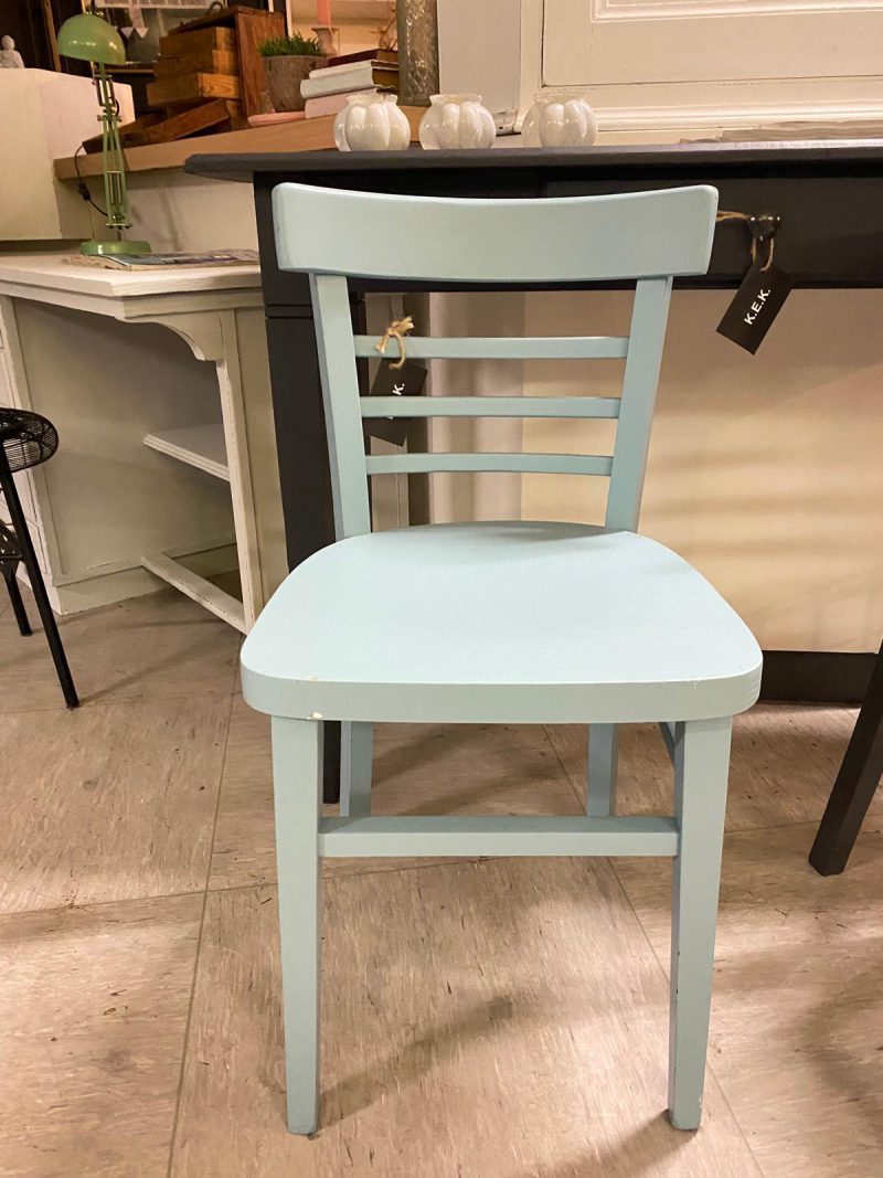 Diverse stoelen geverfd en ongeverfd