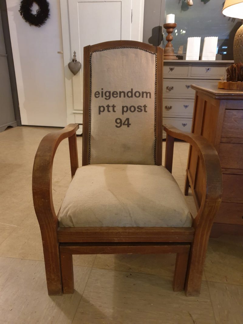 Brocante fauteuil met uitschuifbare hocker