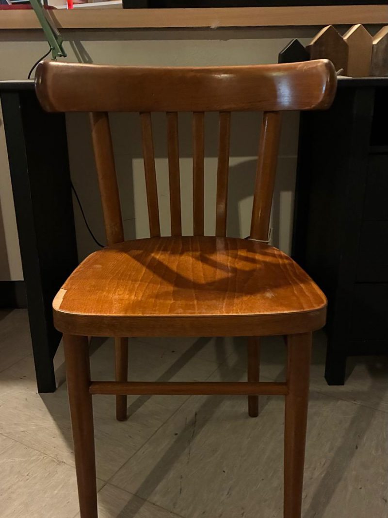 Diverse stoelen geverfd en ongeverfd