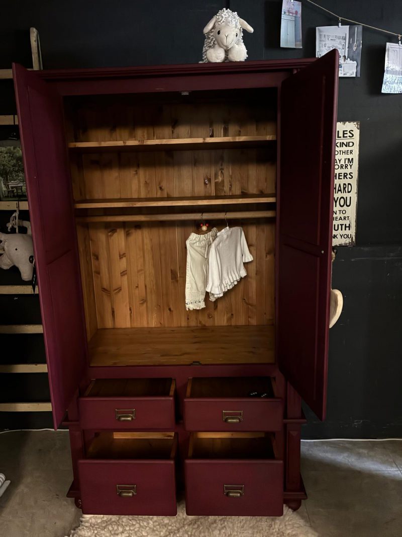 Kast Burgundy