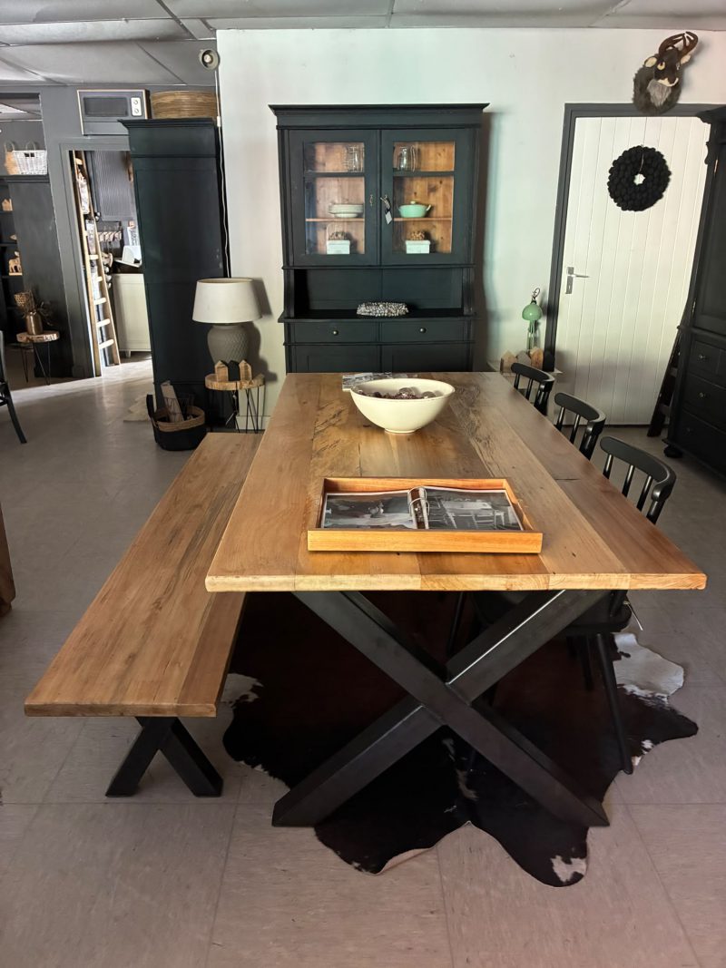 Eettafel en bijpassende bank