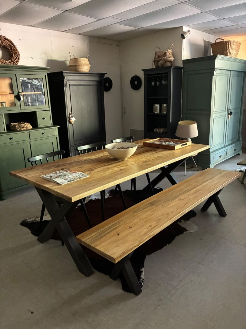 Eettafel en bijpassende bank